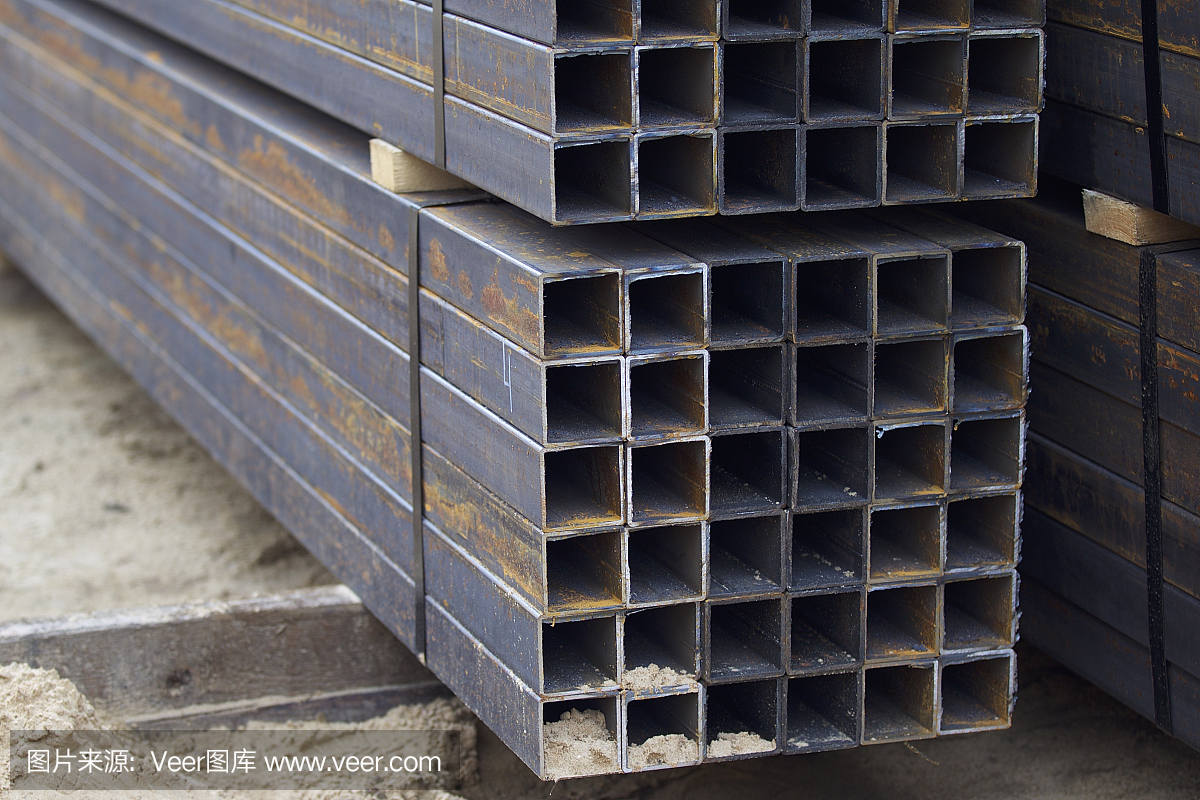 金属制品仓库中包装的矩形截面金属型材管